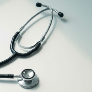 Estetoscopio médico sobre una superficie clara